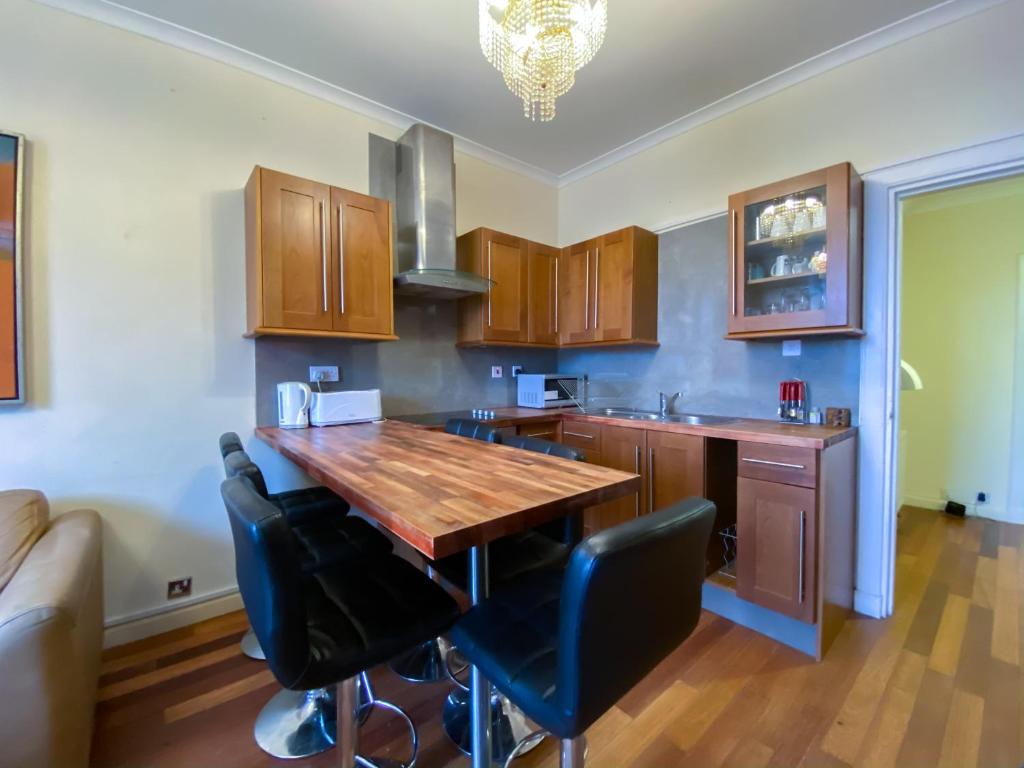 1 minute from Royal Mile, Large 5 Bed Apartment