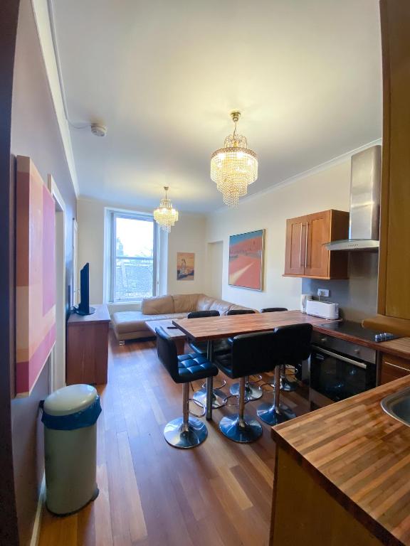 1 minute from Royal Mile, Large 5 Bed Apartment