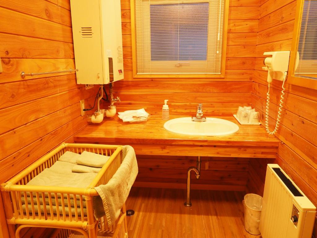 Log Hotel Larch Lake Kanayama thumbnail 4