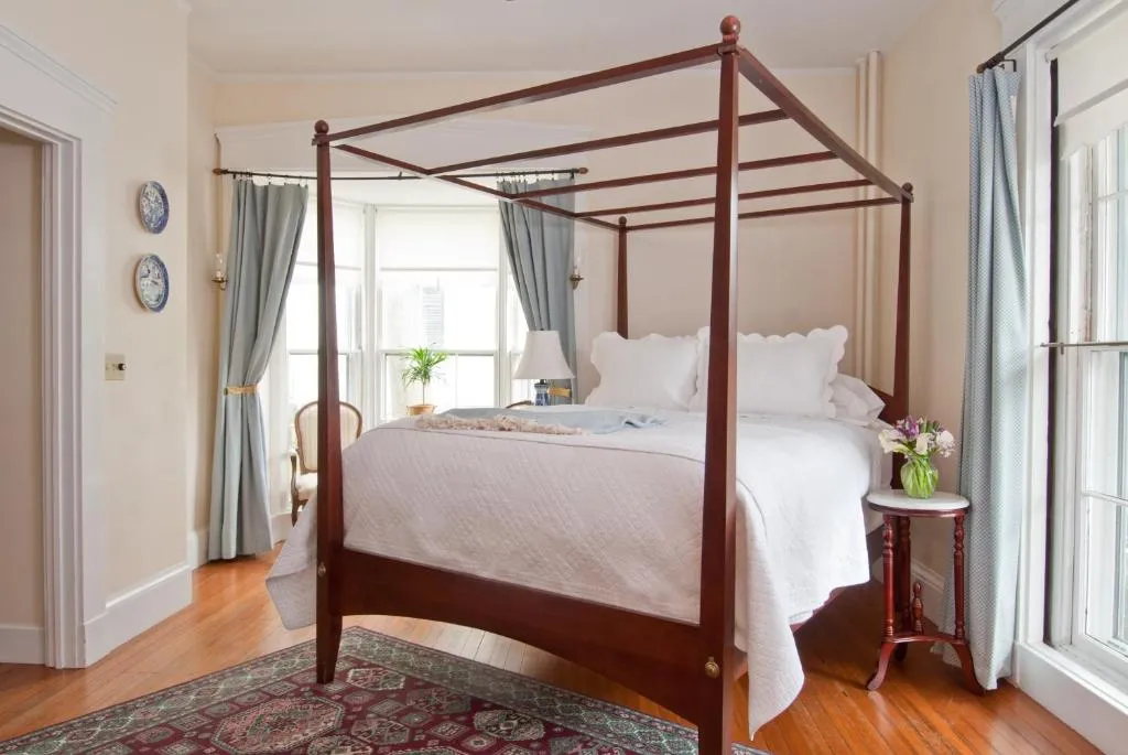 Marshall Slocum Inn, Cwmbran, United States