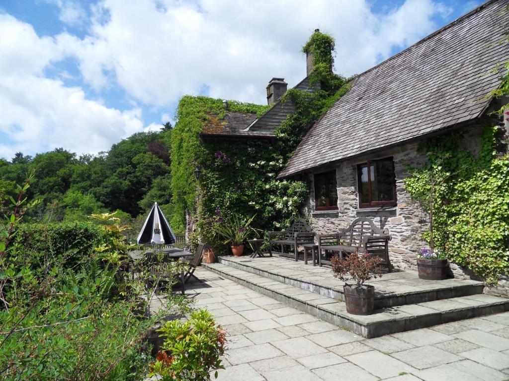 stone cottage called the Old Tarr Farm Inn 