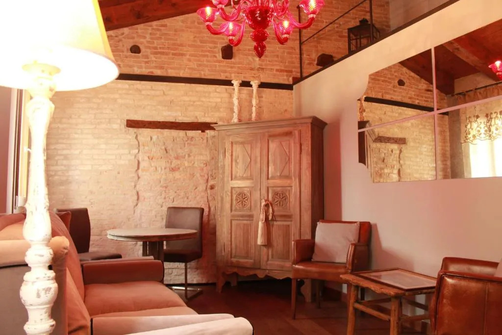 Rosso Charm B&B, Venice, Italy