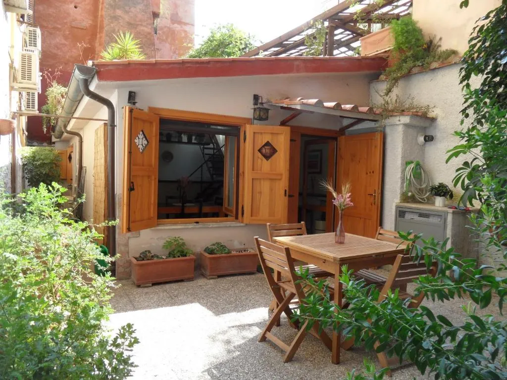 Colosseum Cottage, Roma, Italy