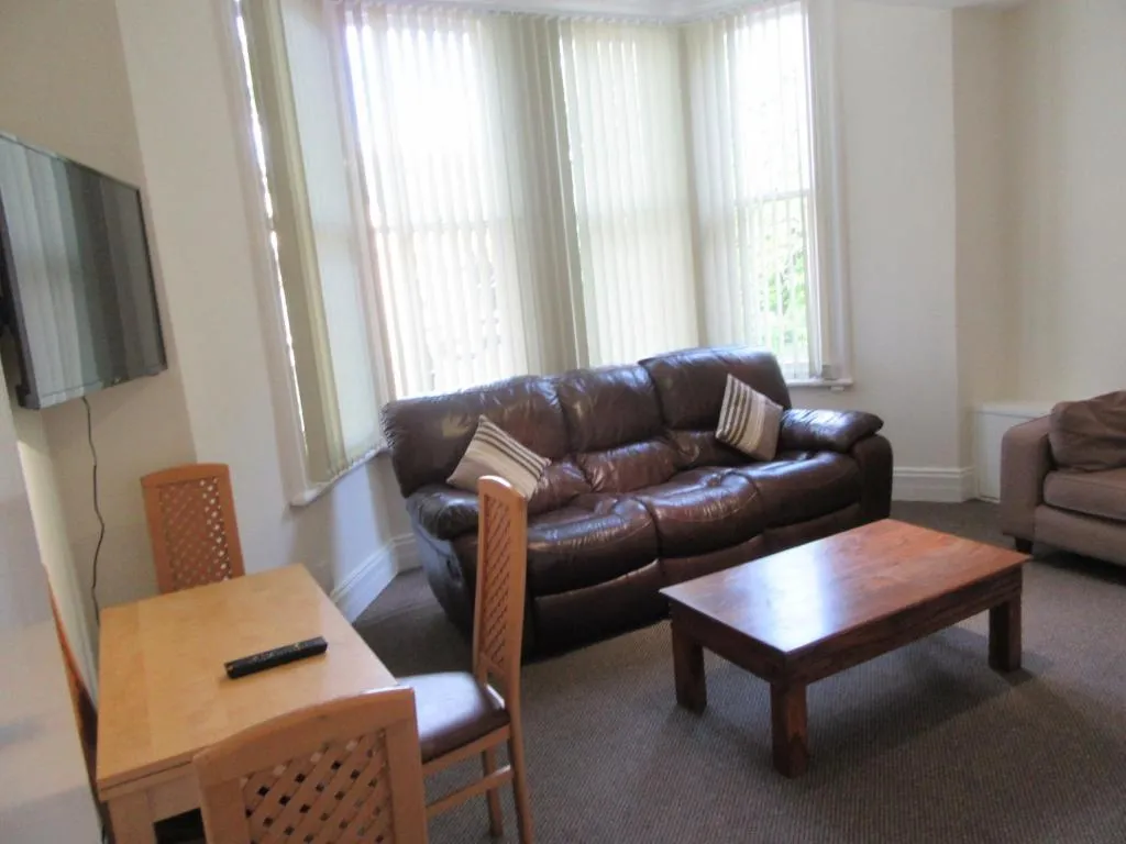 No 4 - LARGE 2 BED NEAR SEFTON PARK AND LARK LANE, Bayberry (NY), United Kingdom