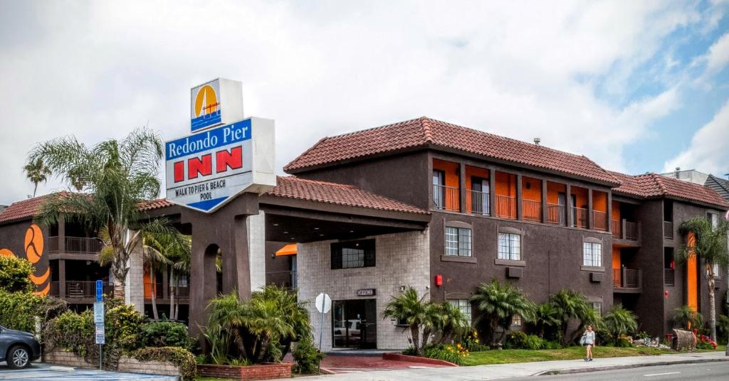 The Redondo Pier Inn, a 3-star hotel on the Pacific Coast Highway in Redondo Beach.