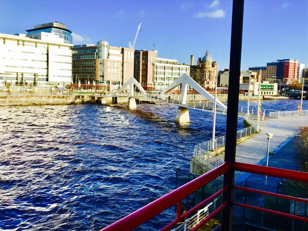 Glasgow City Centre Flat with River Views and Parking, Glasgow, Marea Britanie
