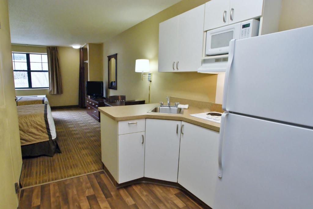 A room at the Extended Stay America Suites - Los Angeles - San Dimas. 