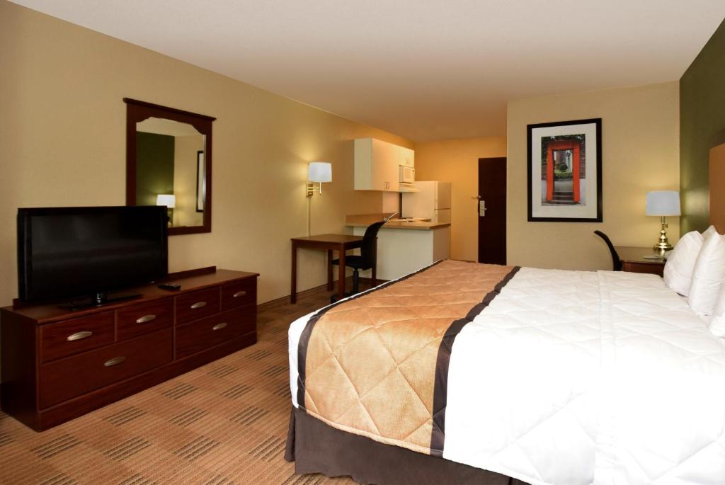 A room with a kitchenette at the Extended Stay America Suites - Los Angeles - Valencia.