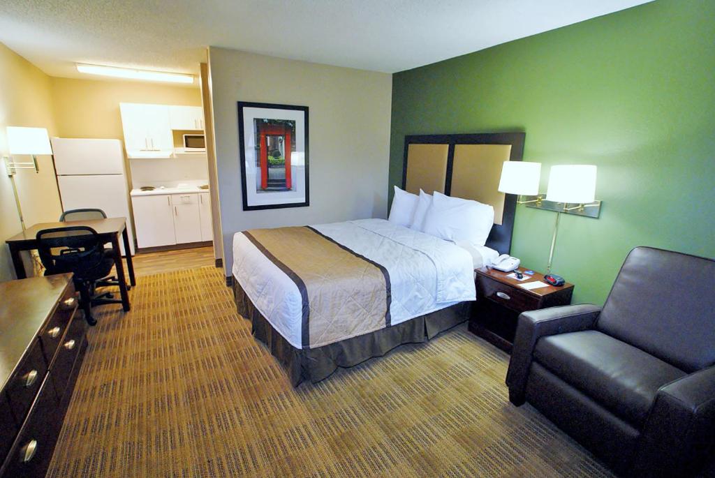 A room with a kitchenette at the Extended Stay America Suites - Richmond - West Broad Street - Glenside - South.