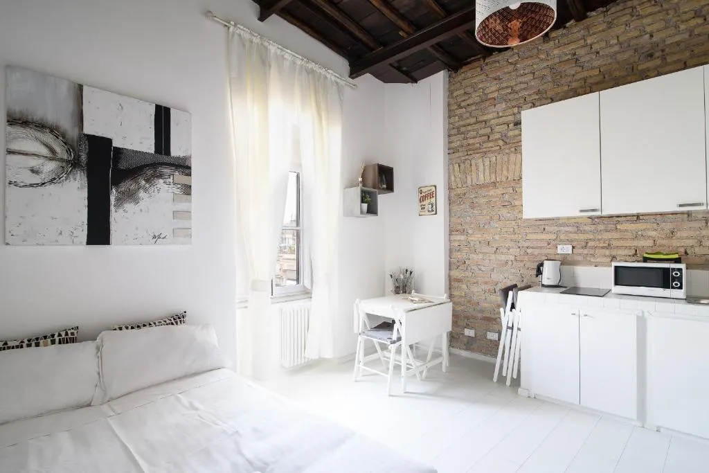 White Ostilia Apartments, Roma, Italy