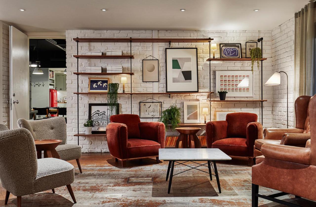Guide to staying at The Hoxton Shoreditch Hotel. Everything you could possibly wont in a hotel. Amenities, foods spots and tourist attractions at the doorstep.