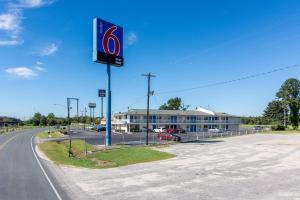 Motel 6-Lumberton, NC