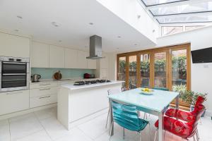 Stunning 3 bed house close to Westfield sleeps 8