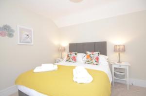 The Mews - 2 Bedroom Luxury, Spacious House With Free Parking