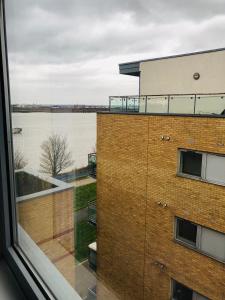 A Modern 2 Bed Luxury Apartment by River Thames