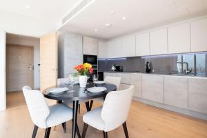 Modern Family Home close to Victoria Station by UndertheDoormat