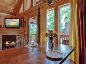 Artistic Mountain, 2 Bedrooms, Sleeps 8, Hot Tub, Mtn View, Jetted Tub