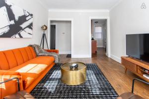 Aesthetically Vibrant 2BR Apt at Lincoln Square
