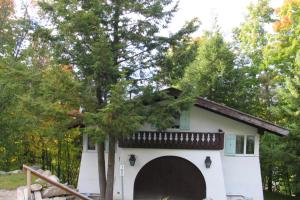 4 Bed 2 Bath Vacation home in Franconia