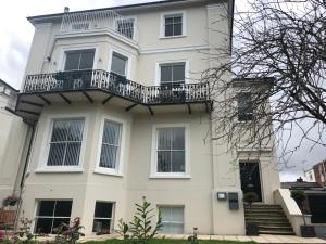 Wight On The Beach, Slps4, Stylish Apartment, Balcony with Sea Views