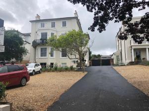 Wight On The Beach, Slps4, Stylish Apartment, Balcony with Sea Views