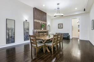 Stylish 4BR condo in Downtown by Hosteeva