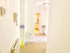 2 Bedrooms Modern Central London Apartment, Full Kitchen, 5 minutes Tube Station
