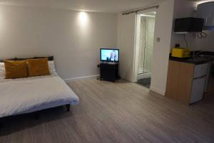 Newly Built Studio Guest House, 25 mins to London, close to Bluewater