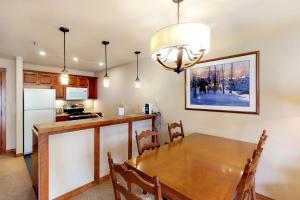 Powderhorn Lodge 413: Woodland Star Suite