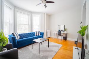 Group 2BR in Upbeat Local Scene of Wrigley Field