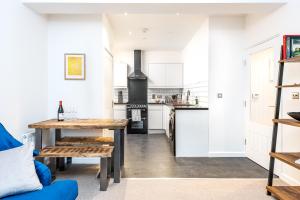 Stylish & Contemporary High Spec Flat with Parking