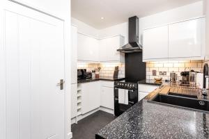 Stylish & Contemporary High Spec Flat with Parking