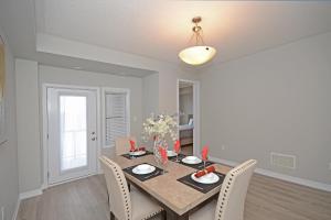 Royal Stays Townhome Collection - 3 Bedroom Townhome in Oakville