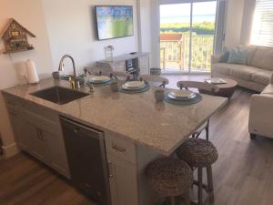 LICENSED MGR - BRAND NEW LUXURIOUS OCEANFRONT CONDO! BAR and BEACH RESORT!