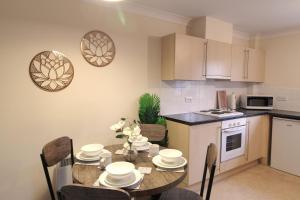 Sunnydale Serviced Apartments - Central location, with allocated parking