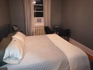 Room with King Bed in 3 Bedroom Downtown