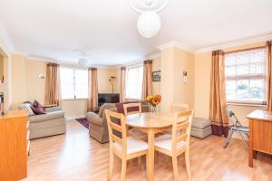 Perfect location for city centre & free parking!