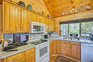 Bolton Landing Cottage with Deck - Walk to Beach!