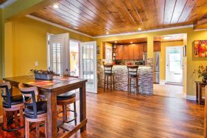 Remodeled Swannanoa Cottage with Sauna, YardandFire Pit