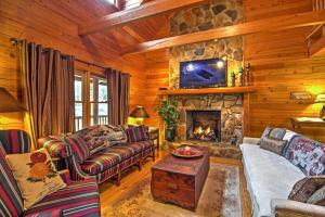 Pristine Sapphire Resort Cabin with Deck and Game Room