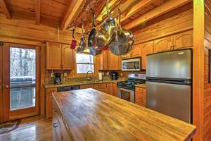 Pristine Sapphire Resort Cabin with Deck and Game Room