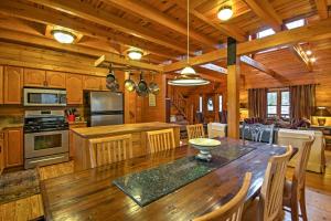 Pristine Sapphire Resort Cabin with Deck and Game Room