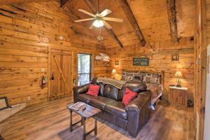 Broken Bow Cabin with Hot Tub and BBQ - 4 Mi to Lake!