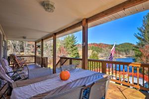 Lake Glenville Cabin with Boat Dock, Kayaks and Views!
