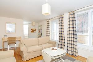 201 Quiet 2 bedroom property with secure private parking