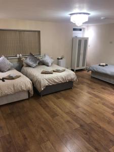 BIG ROOM rusholme WITH TV AND PRIVATE BATHROOM