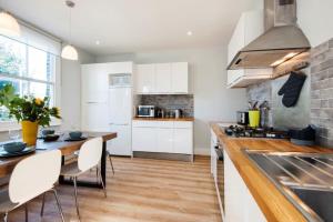 Modern Family Home in London Close to Amenities and Train