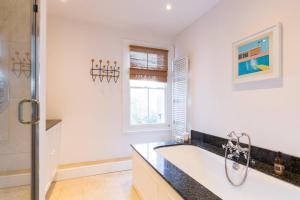 Fabulous 4-Bed House in Fulham with Garden!
