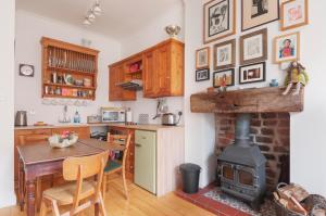 Cozy with Character - Lindean Cottage at Leith Links Park, Parking, Sleeps up to 5