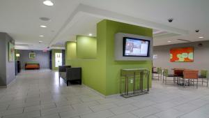 Holiday Inn Express & Suites Jackson Downtown - Coliseum, an IHG Hotel